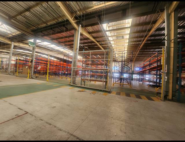 11,924M² WAREHOUSE TO LET IN HALFWAY GARDENS